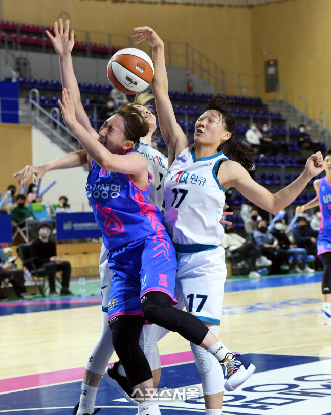 [포토]삼성생명 이주연, 막혔다...