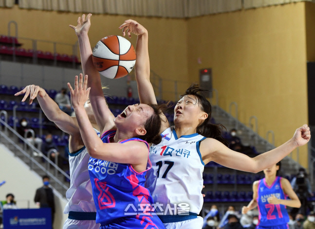 [포토]슛블록에 막힌 삼성생명 이주연의 슛