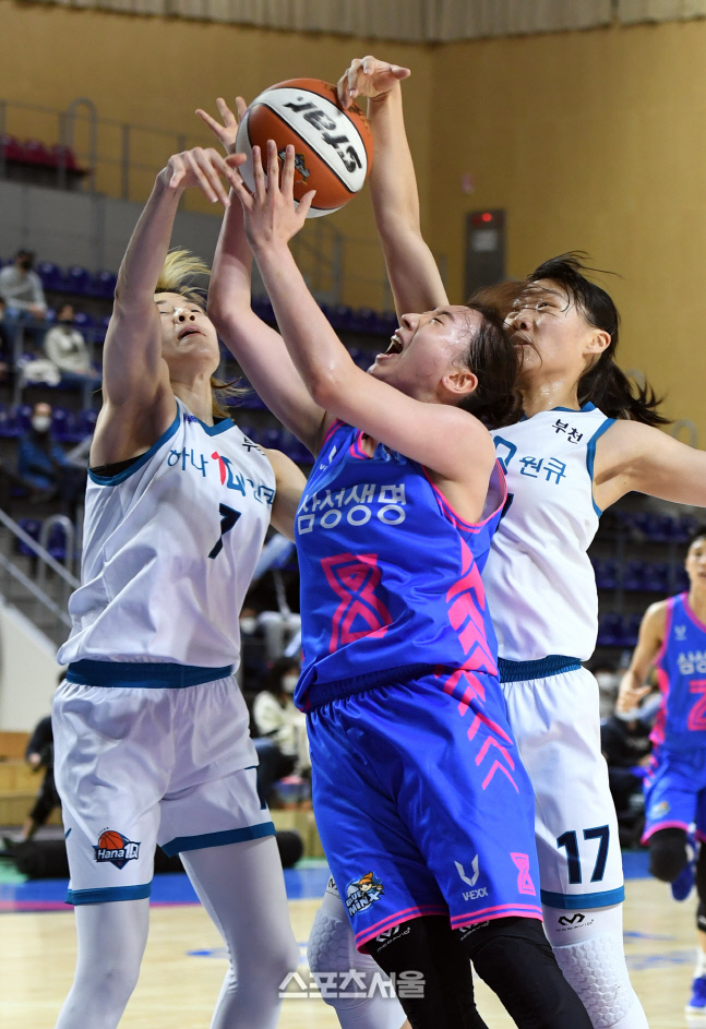 [포토]삼성생명 이주연의 슛 막아내는 하나원큐 고아라-정예림