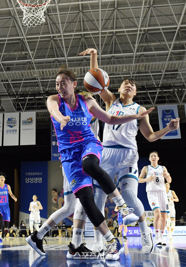 [포토]삼성생명 이주연, 슛 하기 쉽지 않네...