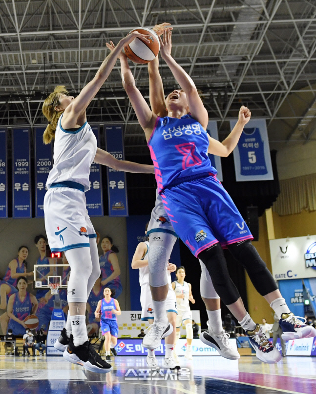 [포토]삼성생명 이주연, 슛이 막혔다...