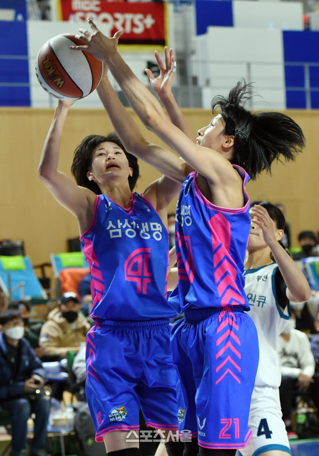 [포토]삼성생명 윤예빈-이해란, 내가 잡을게!