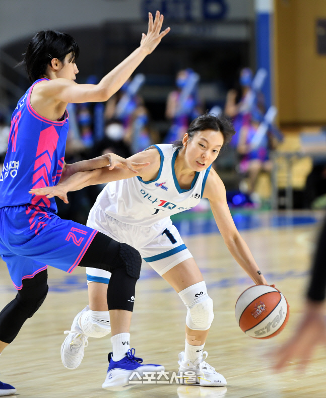 [포토]하나원큐 신지현, 뚫어야 해!