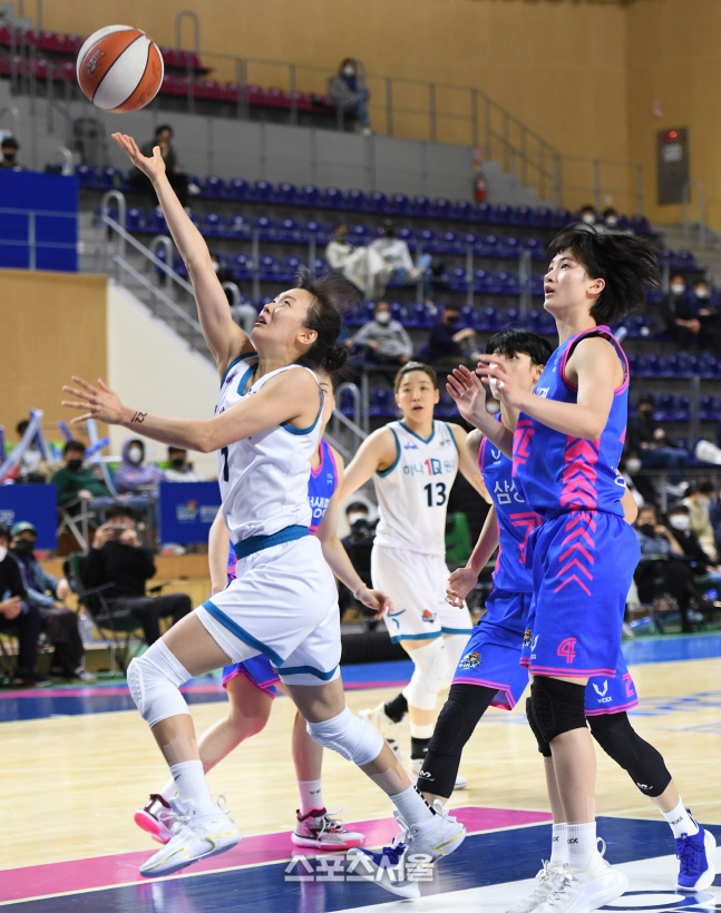 [포토]하나원큐 신지현, 돌파에 이은 슛