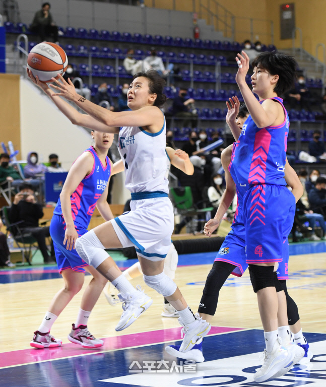 [포토]하나원큐 신지현, 뚫었다!