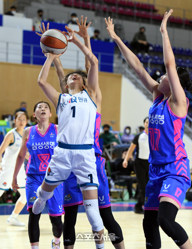 [포토]하나원큐 신지현의 골밑슛