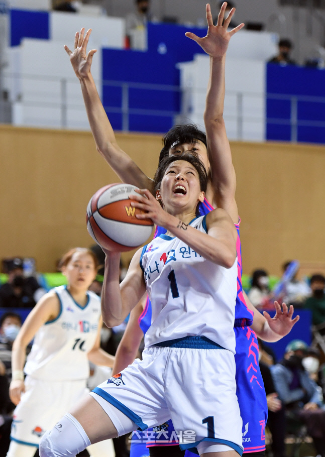 [포토]골밑까지 파고든 하나원큐 신지현의 슛