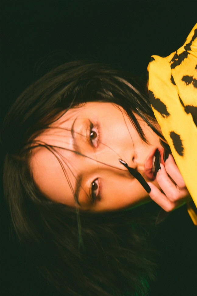 화사, 신곡 'I'm a 빛'으로 中 QQ뮤직 일간 차트 1위