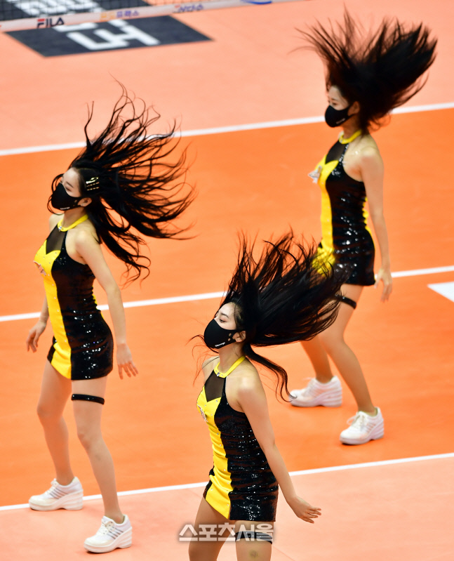 '배구코트 후끈 달구는 ' KB 치어리더[포토]