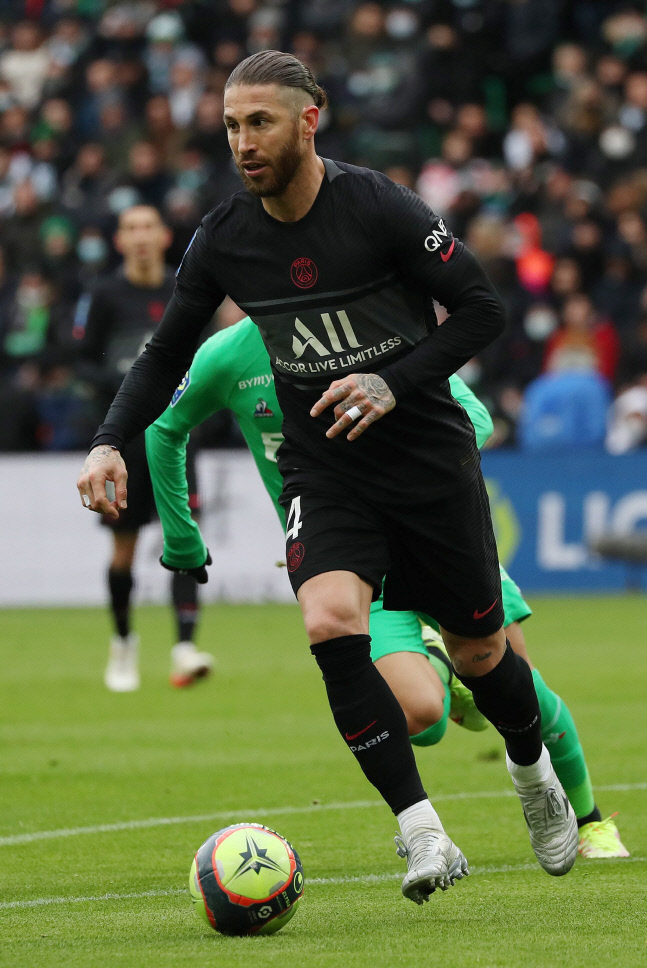 라모스 143일 만에 PSG 데뷔전…메시와 풀타임 활약, 레알-바르사 주장의 연합