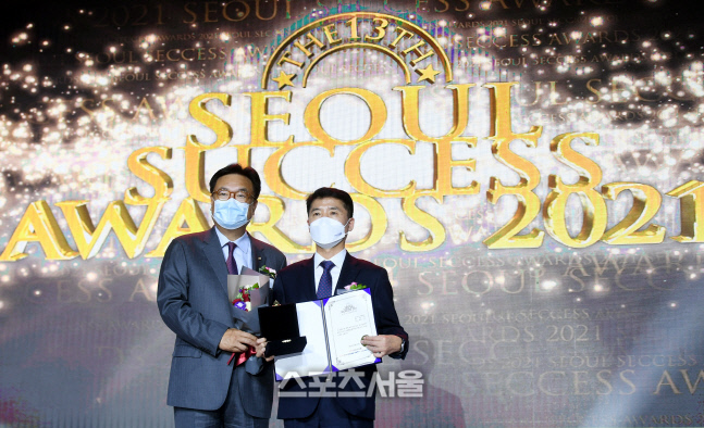 [포토] 정연길 평창 부군수, 석세스 기초행정대상 대리수상