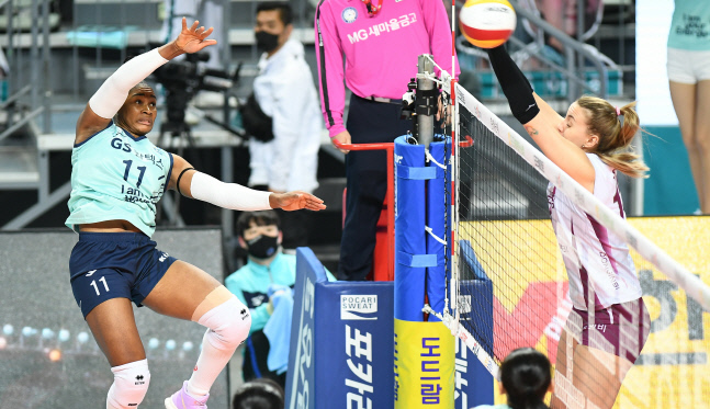 강소휘·모마·유서연 41득점 합작…GS칼텍스, KGC인삼공사 3-0 완파 [현장리뷰]