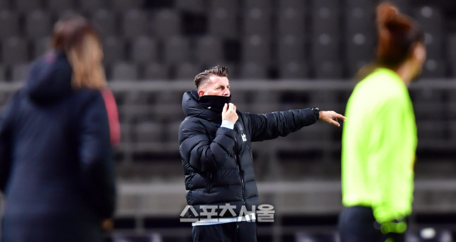 화가 난 벨 감독, 기자회견서 언성 높였다 "패배 믿을 수 없어"[SS인터뷰]