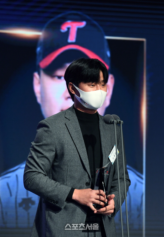 [포토]LG 손호영, 플레이어스 초이스 어워즈 퓨처스리그 야수상