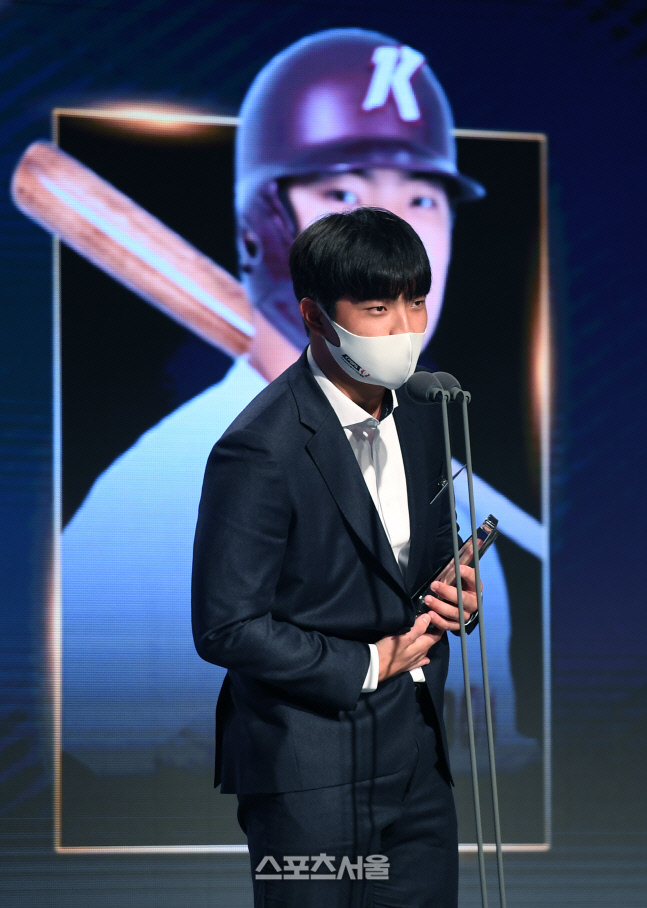 [포토]고양 히어로즈 이주형, 플레이어스 초이스 어워즈 퓨처스리그 야수상