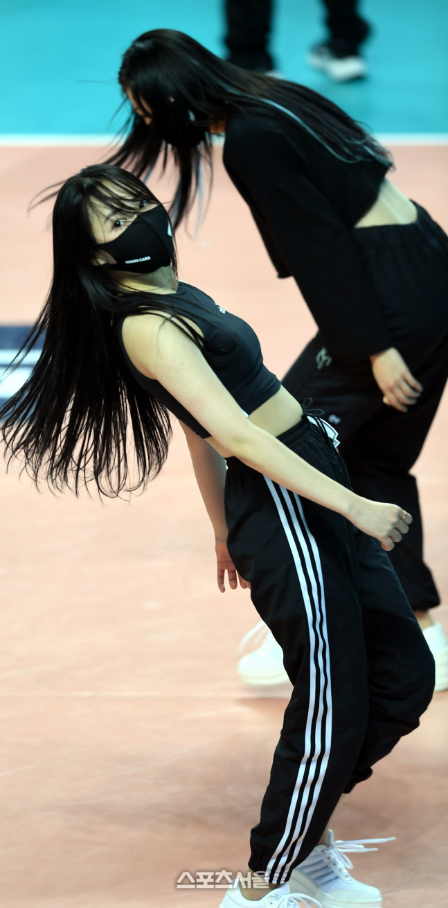 [포토] 우리카드 치어리더 '유연한 허리'