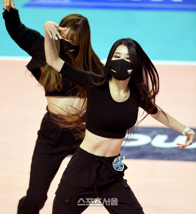 [포토] 우리카드 치어리더 '명품복근 뽐내며'