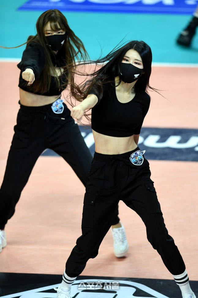 [포토] 우리카드 치어리더 '코트 후끈'