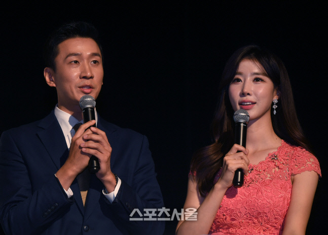 [포토] 올해의 상 사회보는 이동근-진달래 아나운서