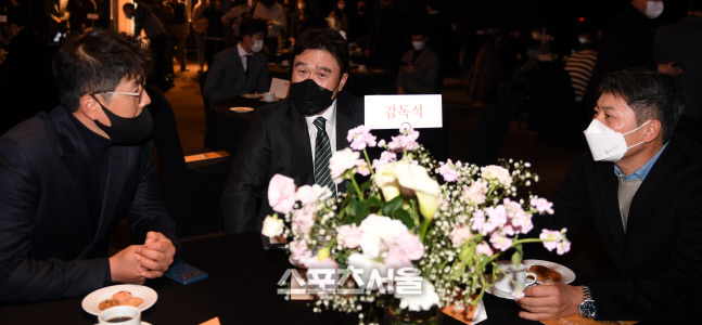 [포토] 이야기 나누는 이동욱-홍원기 감독