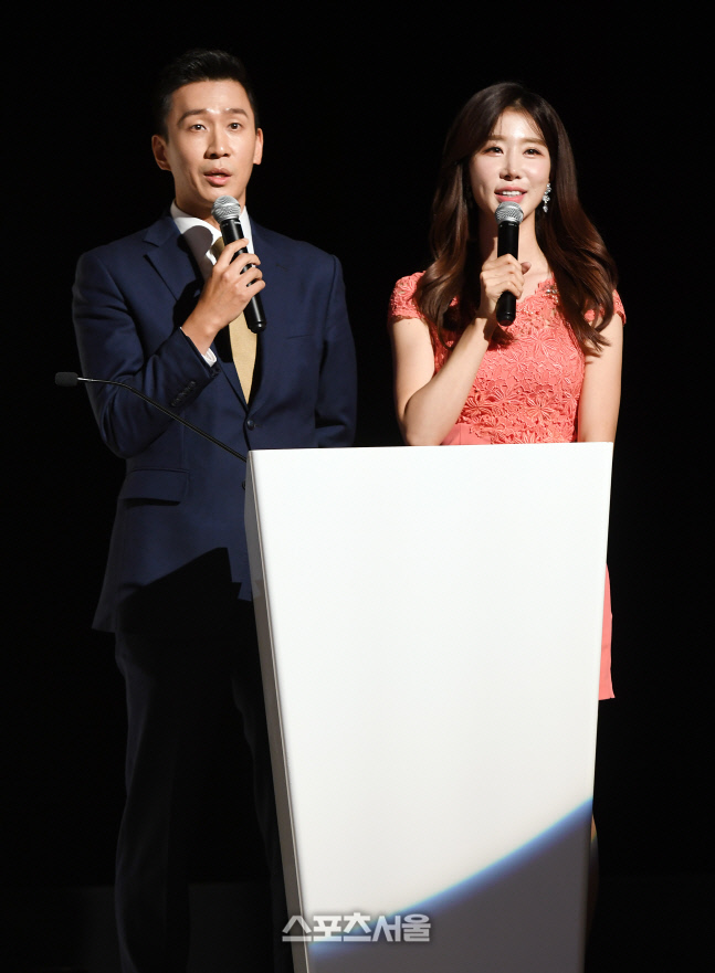 [포토]스포츠서울 올해의 상 진행하는 이동근-진달래 아나운서