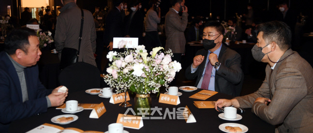 [포토] 이야기 나누는 김태룡-차명석-이숭용 단장