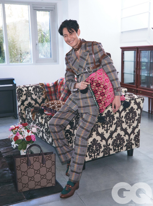 사진 1. 이정재와 함께한 지큐 12월호