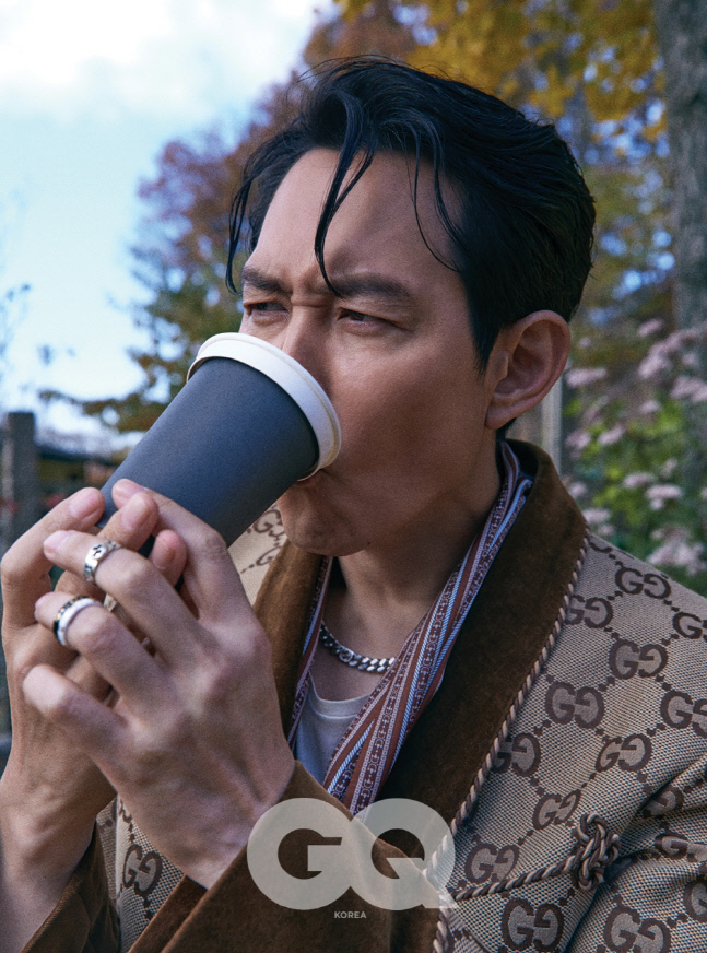 사진 2. 이정재와 함께한 지큐 12월호