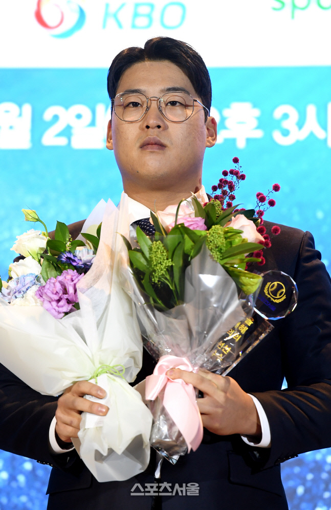 [포토]KT 강백호, 스포츠서울 올해의 상 올해의 선수