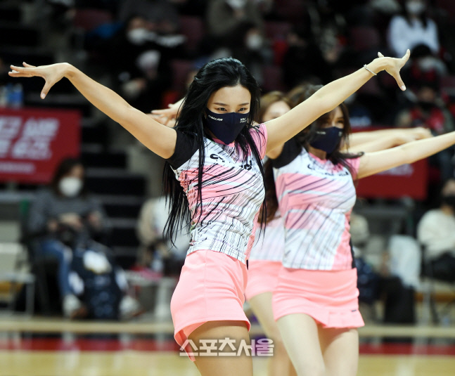 [포토] KGC 치어리더 '남심 녹이는 눈빛'