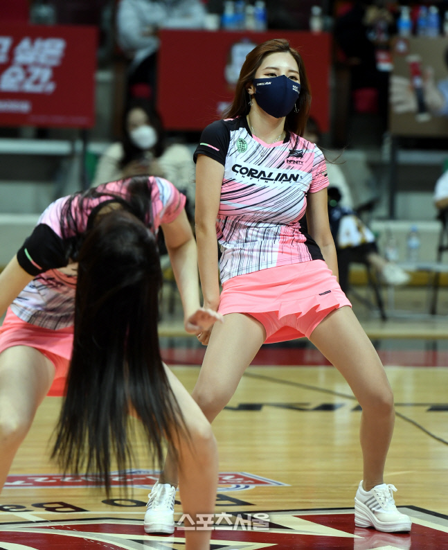 [포토] KGC 치어리더 '농구코트 후끈!'