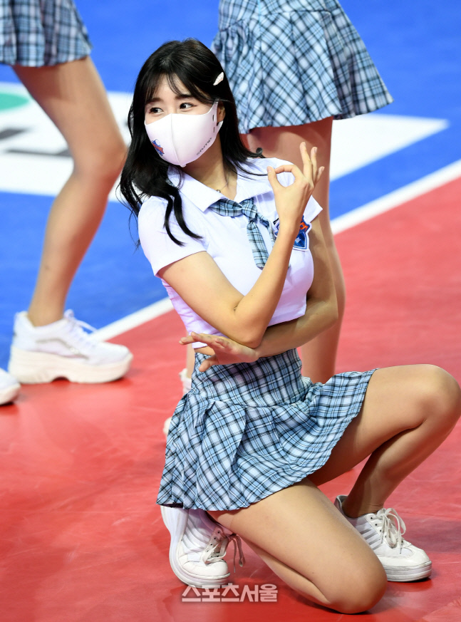 [포토] 기업은행 치어리더 '매력적인 안무'