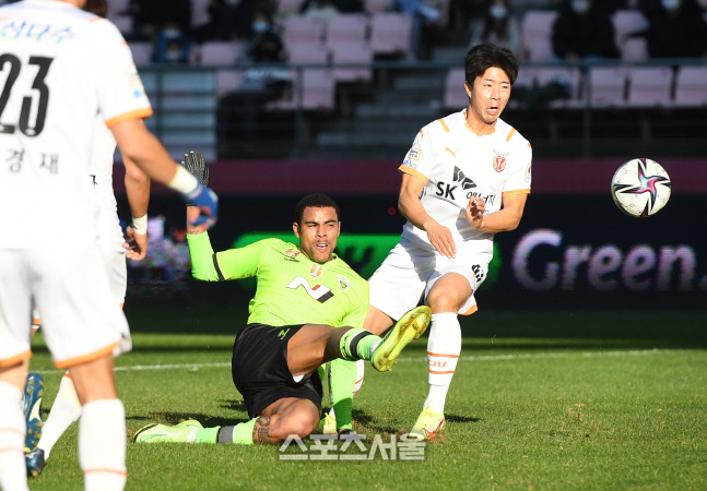 [포토]발리슛 시도하는 전북 구스타보