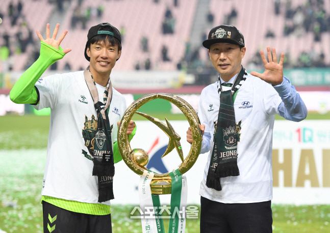 [포토]김상식 감독-주장 홍정호, 5연패 했어요!