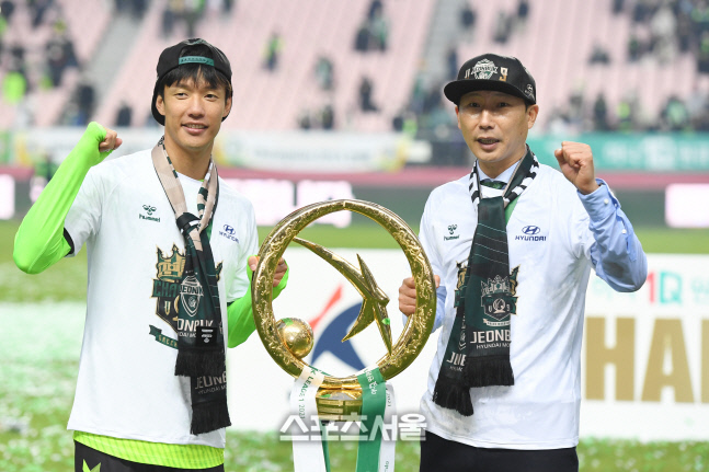 [포토]우승의 기쁨을 나누는 김상식 감독과 주장 홍정호