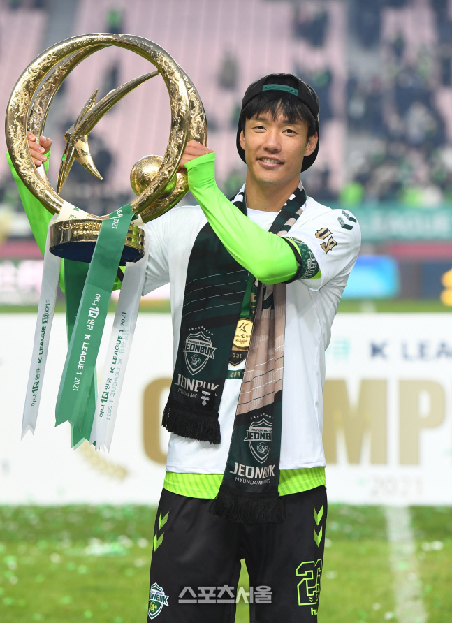 [포토]우승 트로피 들어올리는 전북 주장 홍정호