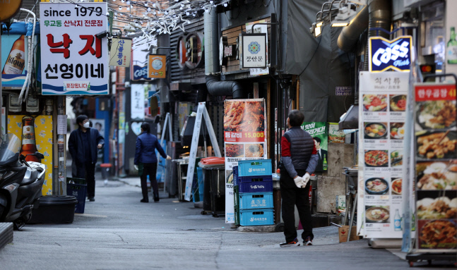 거리두기 강화조치 앞두고 한산한 식당가<YONHAP NO-2146>