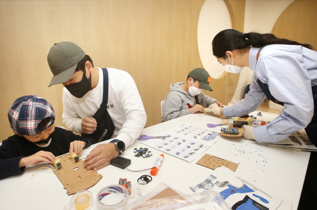 자율주행차를 만들어 볼 수 있는 현대자동차의 키즈 워크샵