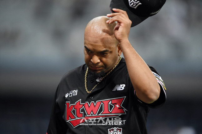 [포토]데스파이네, 출루 허용 마음에 안 들어...