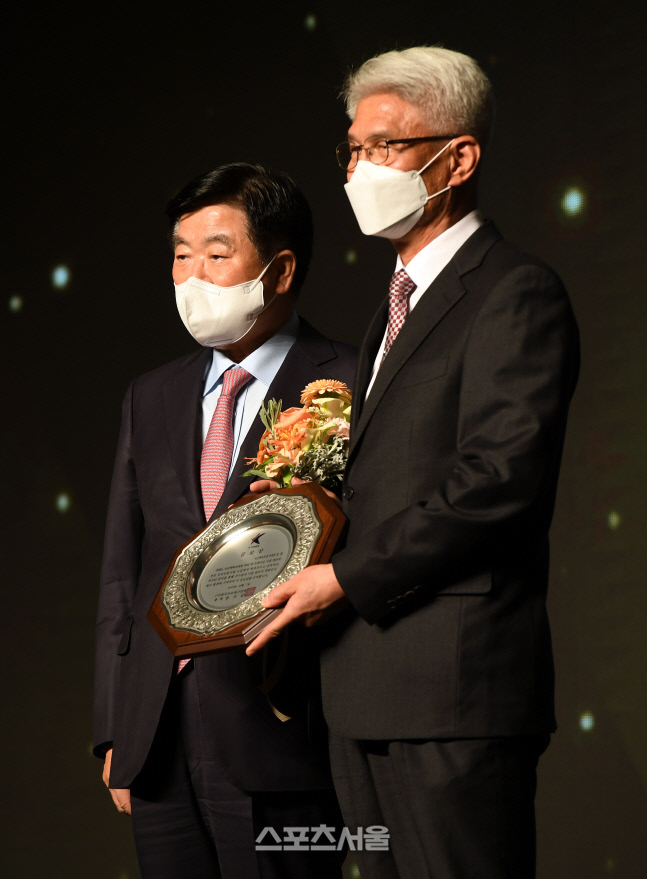 [포토]곽합 국군체육부대장, K리그 어워즈 공로상 수상