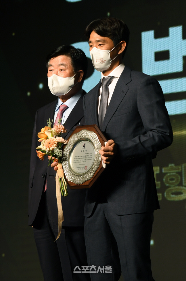 [포토]포항 오범석, K리그 어워즈 2021 공로상 수상