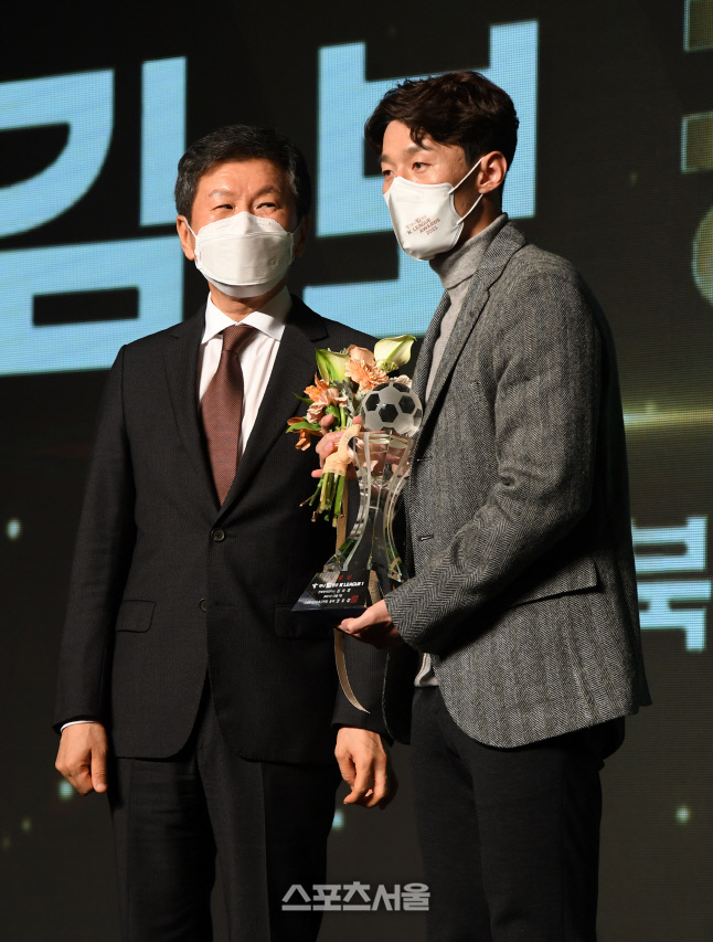 [포토]K리그 어워즈, 최다도움상 수상하는 김보경