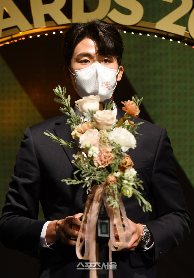[포토]울산 설영우, K리그 어워즈 2021 영플레이어상 수상