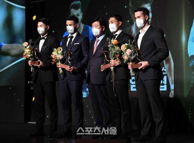 [포토]K리그 어워즈 2021, 베스트 11 미드필더