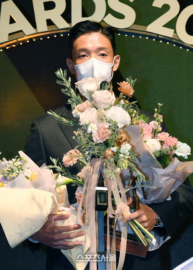 [포토]전북 현대 홍정호, K리그 어워즈 2021 베스트 11 수비수