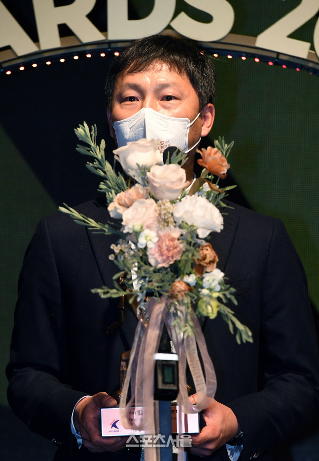 [포토]전북 현대 김상식 감독, K리그 어워즈 감독상 수상