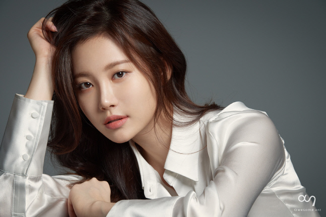 배우 유라 나태주 시인과 콜라보, 시화집 작가 데뷔!