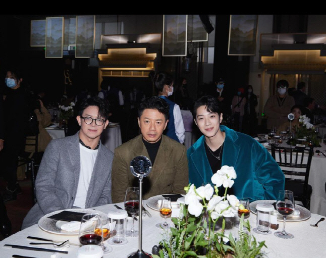 워너원 재결합 빠진 라이관린, 중국 행사장에서 포착...유명 배우와 찰칵