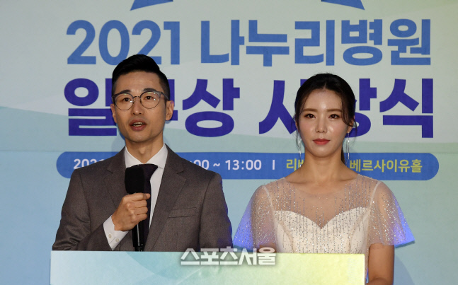 [포토]일구회 시상식 진행하는 정찬우-연상은 아나운서