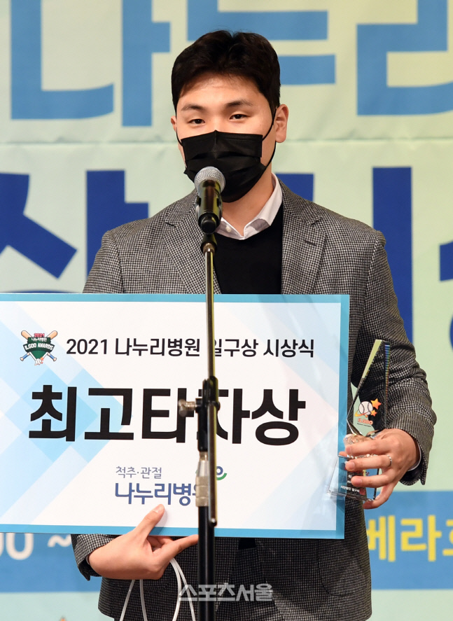 [포토]이정후 대신 최고 타자상 소감 전하는 이형철 매니저